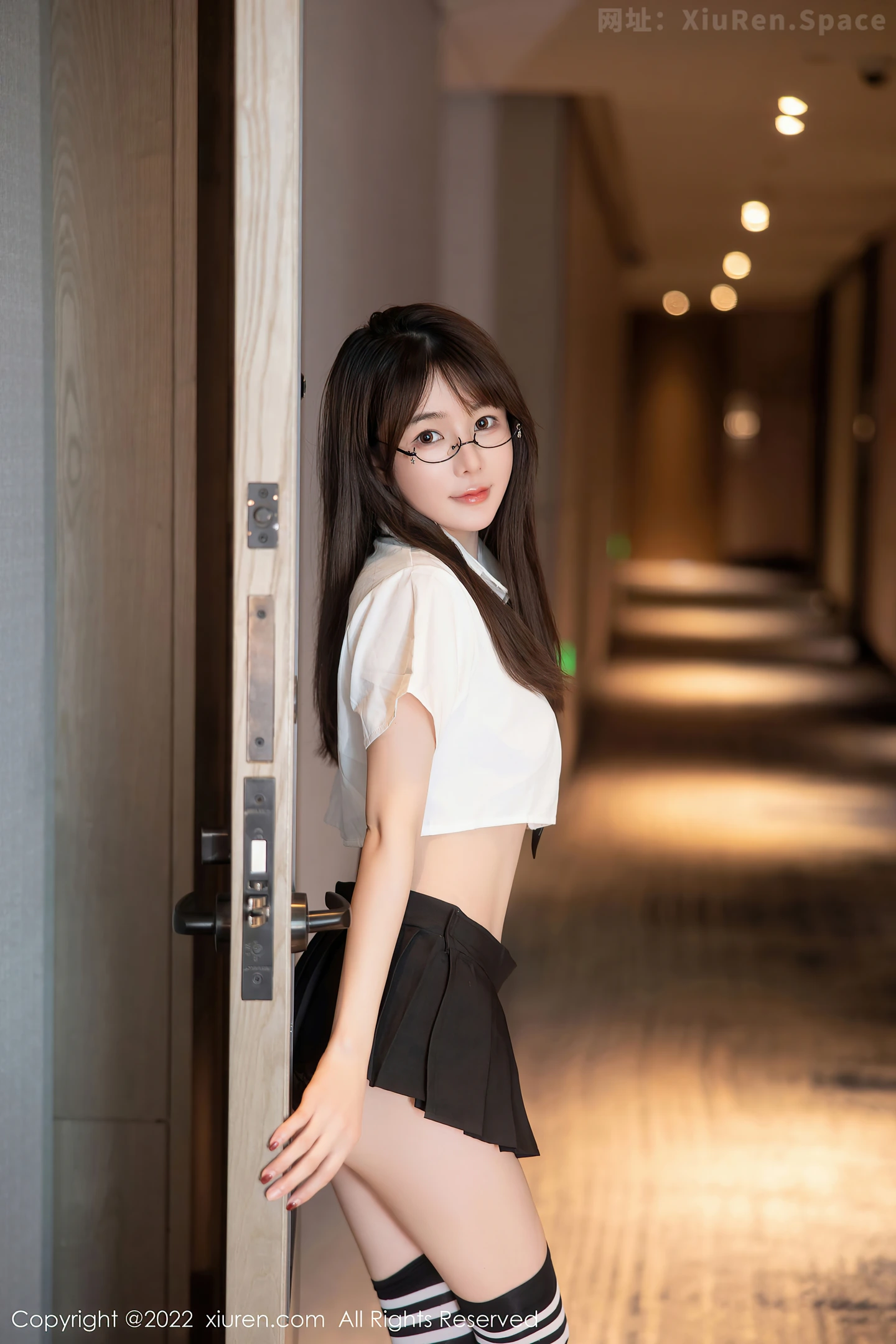 图片[3]-[XiuRen秀人网] VOL.5365 模特婠婠么性感学妹制服白色短T配黑短裙秀曼妙身姿诱惑写真98P-秀人网官方网站